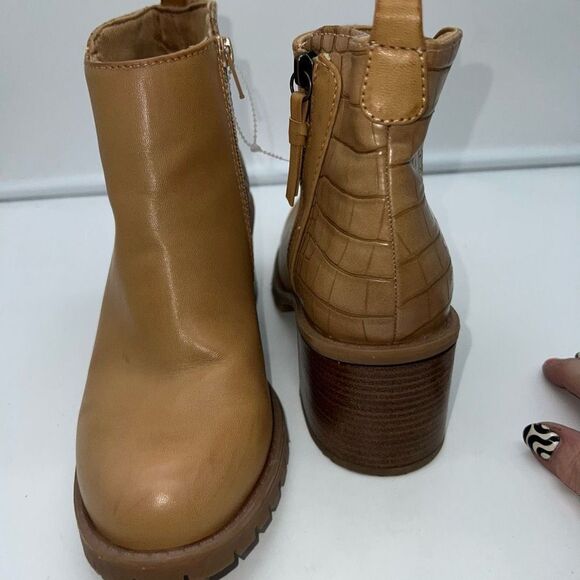 BareTraps Haile Chunky Sole Ankle Bootie - Picture 3 of 10